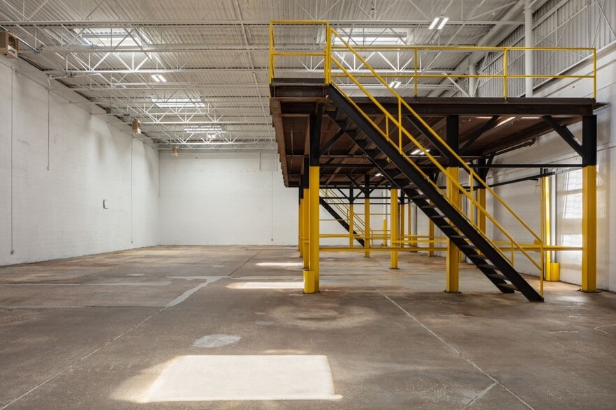 More Photos Of 4919 Woodall St, Dallas Warehouse For Sale