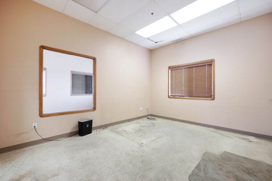 More Photos Of 105 Oak Crt, Anzac Warehouse For Sale