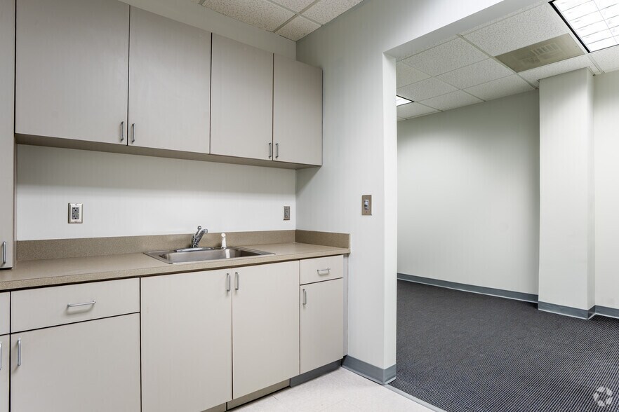 More Photos Of 2626 Glenwood Ave, Raleigh Office For Lease