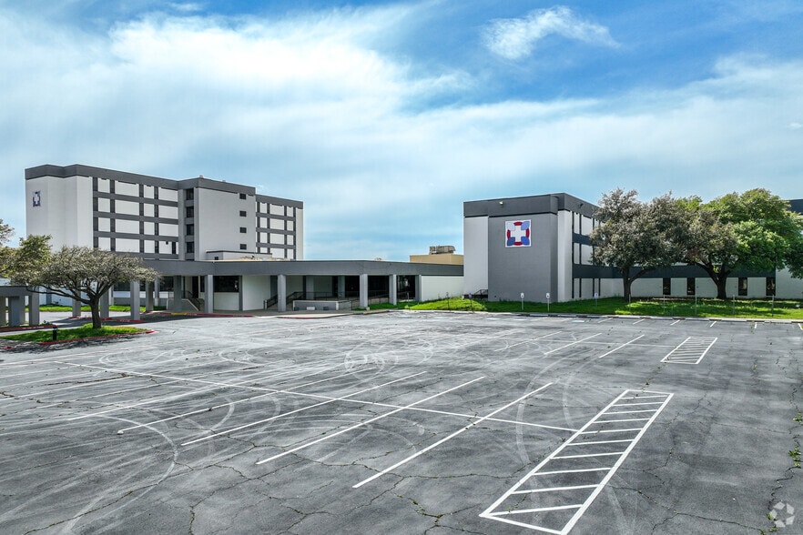 More Photos Of 2709 Hospital Blvd, Grand Prairie Hospital For Sale