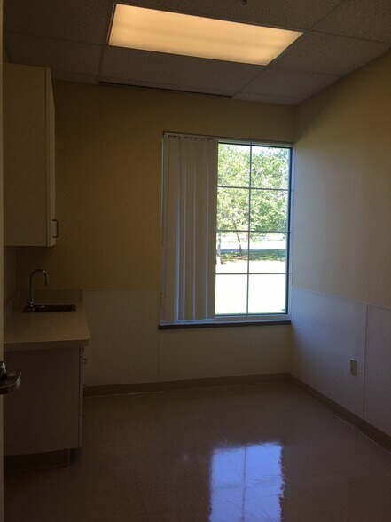 More Photos Of 100 Simsbury Rd, Avon Medical For Lease