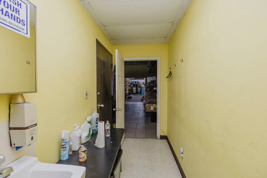 More Photos Of 925 E 19th St, Wichita Warehouse For Sale