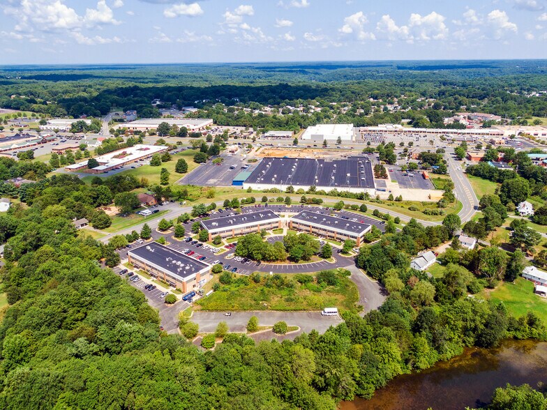More Photos Of 915 Maple Grove Dr, Fredericksburg Office For Lease
