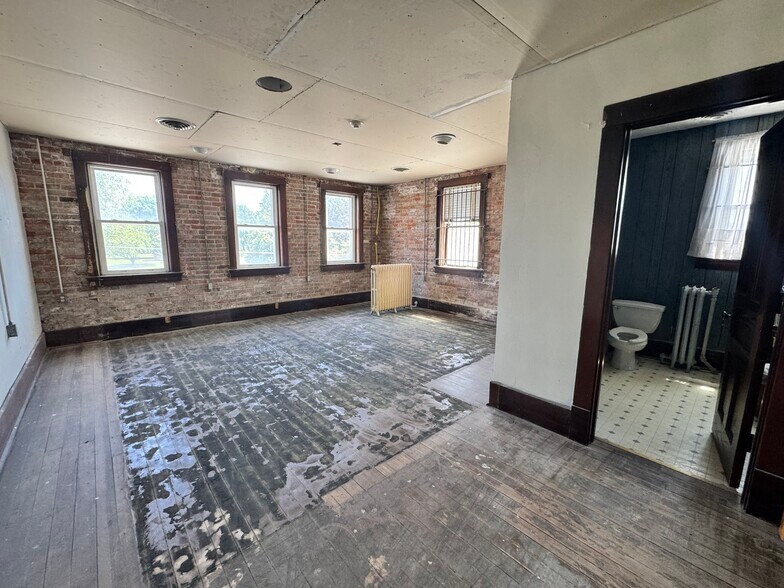 More Photos Of 608 Broadway St, Lincoln Storefront For Sale