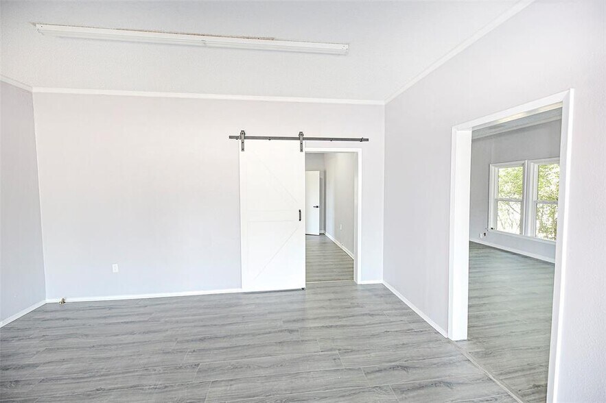 More Photos Of 410 W Wise St, Bowie Light Manufacturing For Sale