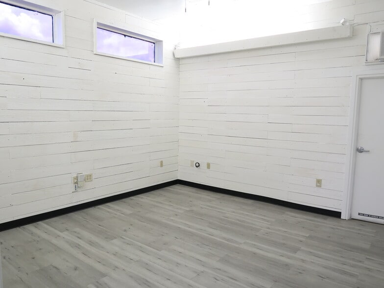 More Photos Of 5707 Schumacher Ln, Houston Auto Dealership For Lease