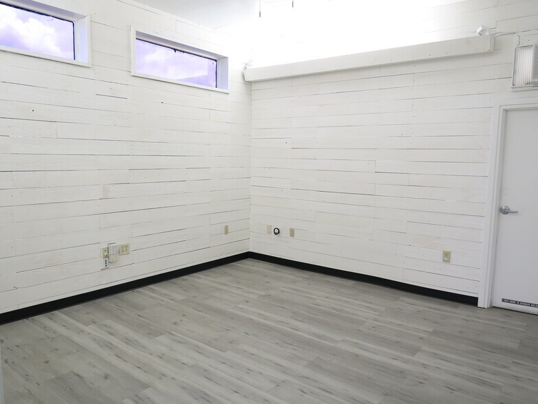 More Photos Of 5707 Schumacher Ln, Houston Auto Dealership For Lease