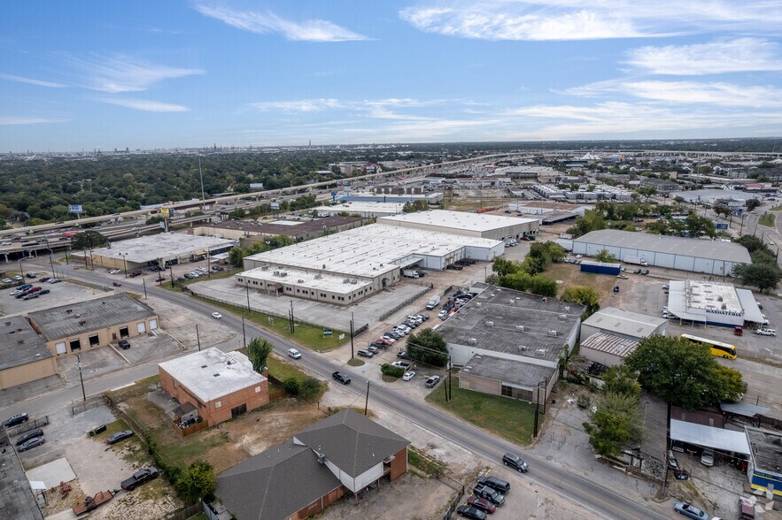 More Photos Of 2425 Broad St, Houston Warehouse For Lease