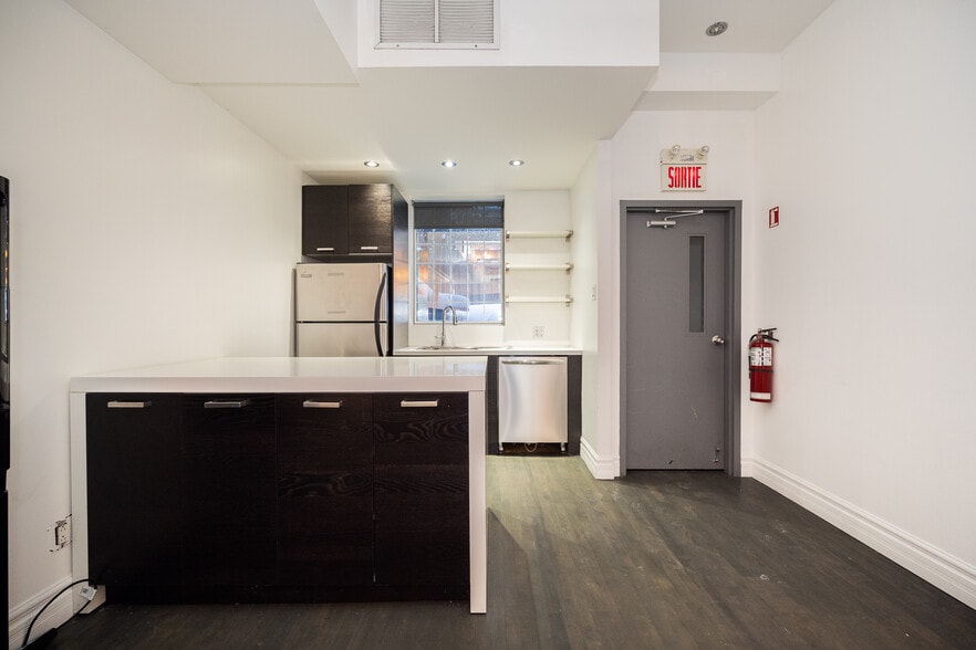 More Photos Of 1583 Rue Saint-Hubert, Montréal Medical For Sale