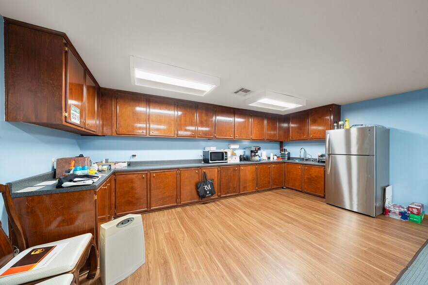 More Photos Of 421 Jones Rd, Highlands Warehouse For Lease