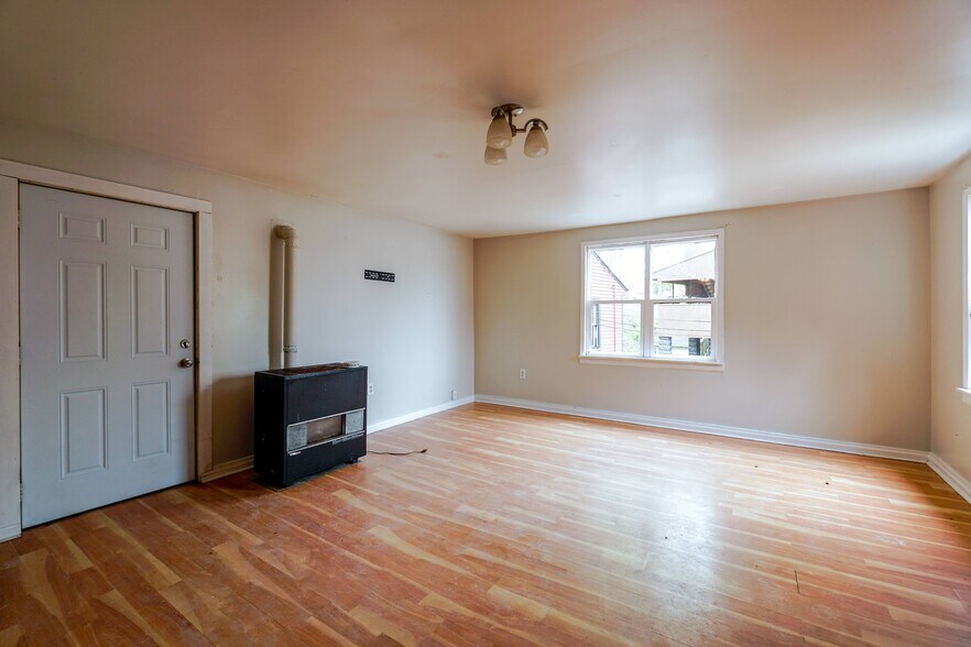 More Photos Of 117 Nippersink Rd, Fox Lake Apartments For Sale