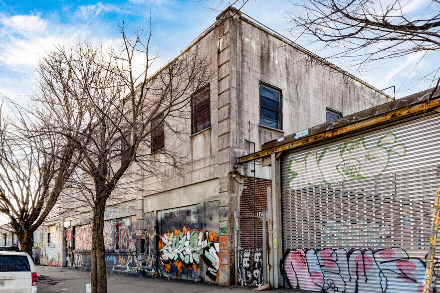 More Photos Of 100 Hinsdale St, Brooklyn Warehouse For Lease