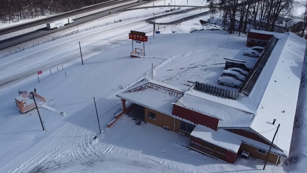 More Photos Of 124 Woods Ave, Caryville Hotel For Sale