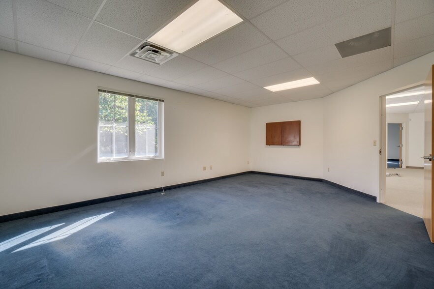 More Photos Of 2442 New Dorset Cir, Powhatan Office For Lease