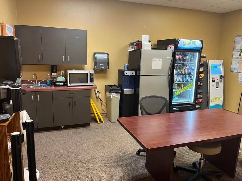 More Photos Of 3180 W Clearwater Ave, Kennewick Storefront Retail Office For Lease