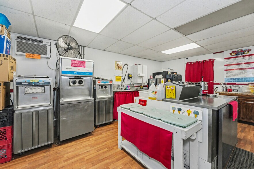 More Photos Of 5 John St, Nassau Freestanding For Sale