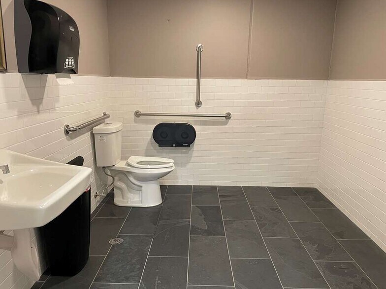 More Photos Of 110-114 S Rum River Dr, Princeton General Retail For Lease