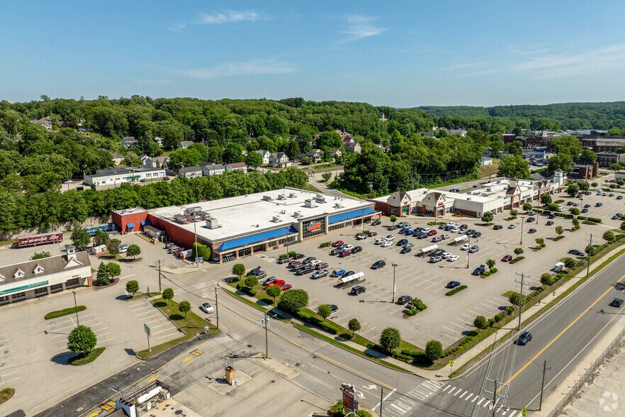 More Photos Of 251 Kennedy Dr, Putnam Supermarket For Sale