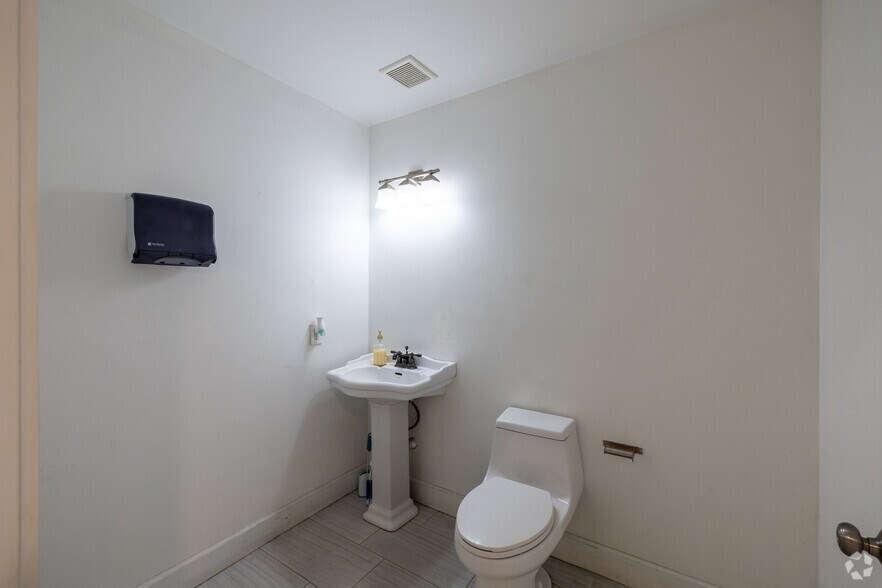 More Photos Of 4305-4325 E 11th Ave, Hialeah Warehouse For Sale