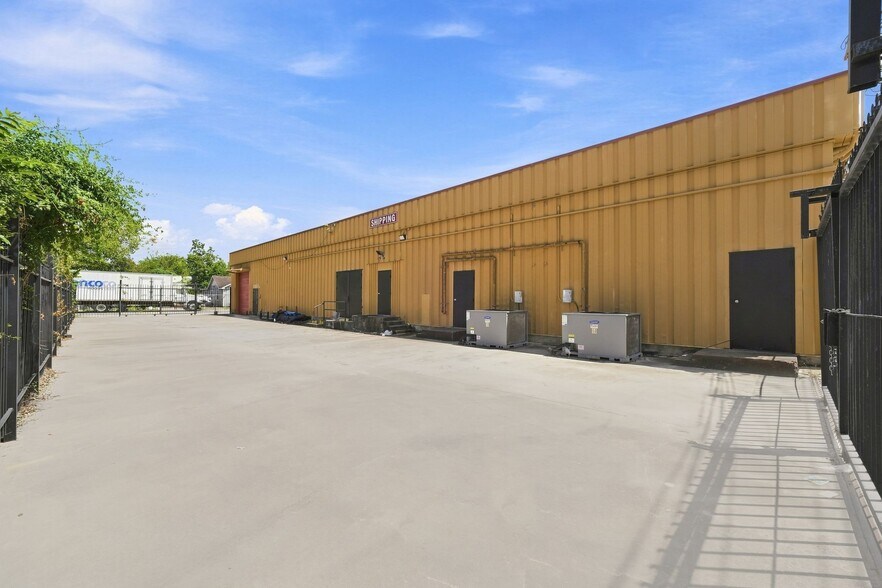 More Photos Of 5811 Lyons Ave, Houston Freestanding For Lease