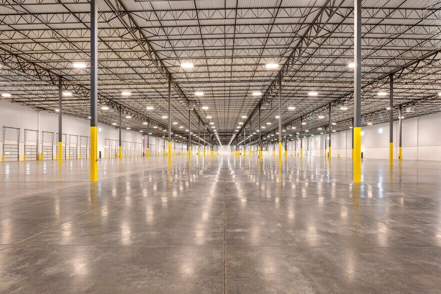 More Photos Of 6935 S Crismon Rd, Mesa Warehouse For Lease