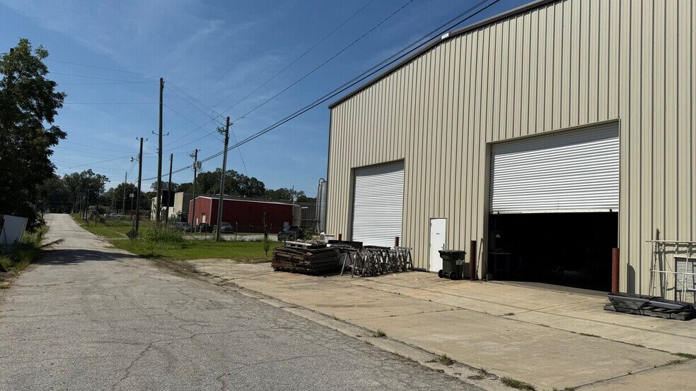 More Photos Of 308 Rogers St, Barnesville Warehouse For Lease