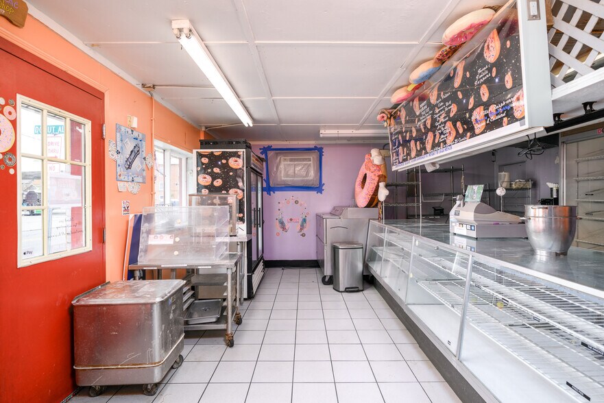 More Photos Of 514 Vincennes St, New Albany Freestanding For Sale