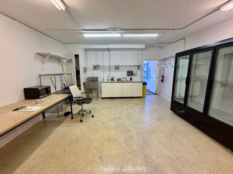 More Photos Of 816 Lincoln Blvd, Venice Storefront For Lease