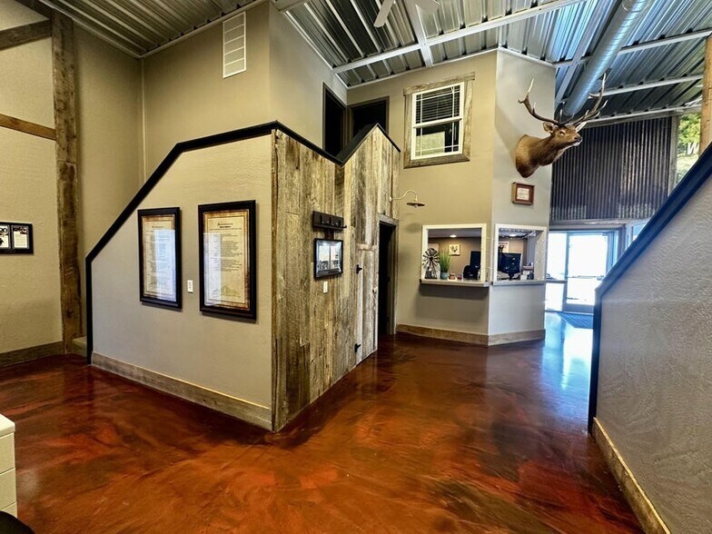 More Photos Of 3811 Crater Lake Hwy, Medford Warehouse For Sale