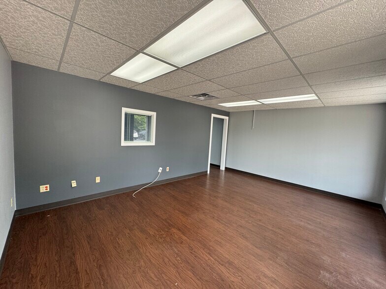 More Photos Of 721 W US Highway 50, O'Fallon Storefront Retail Office For Lease