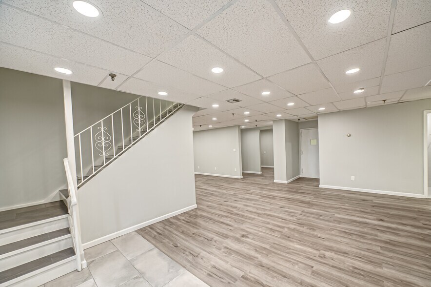 More Photos Of 609 Acorn St, Deer Park Warehouse For Sale