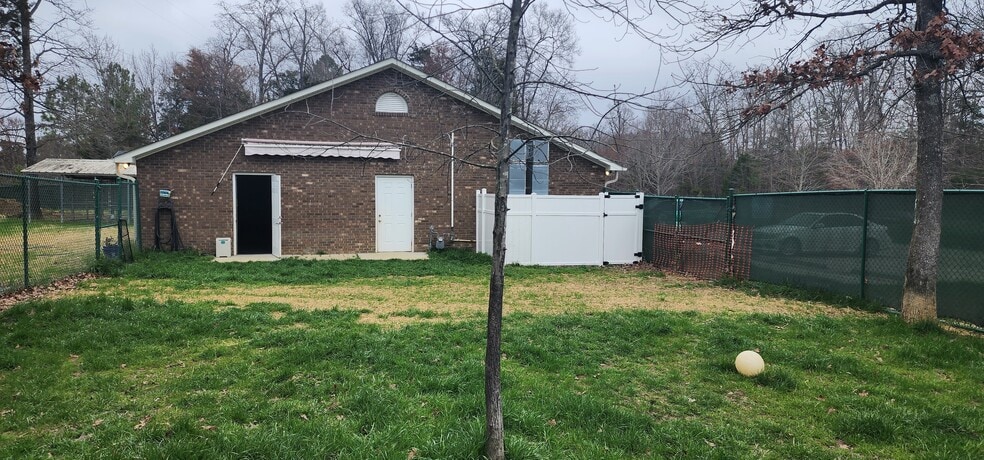 More Photos Of 4015 Fawnbrooke Dr, Indian Trail Veterinarian Kennel For Sale