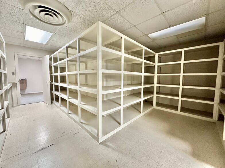 More Photos Of 8 Lester St, Martinsville General Retail For Sale