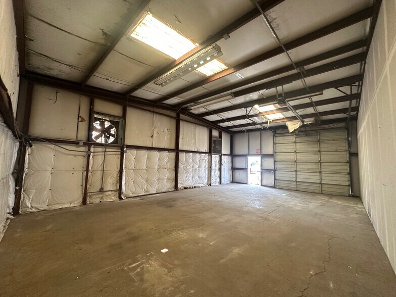 More Photos Of 1611 Elmview Dr, Houston Warehouse For Lease