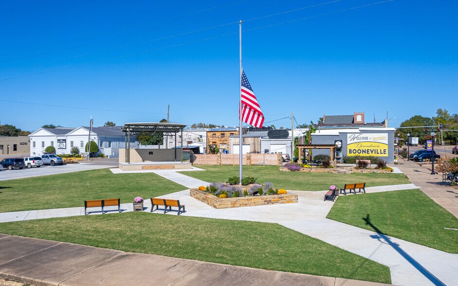 More Photos Of 155 N Broadway Ave, Booneville Storefront For Sale