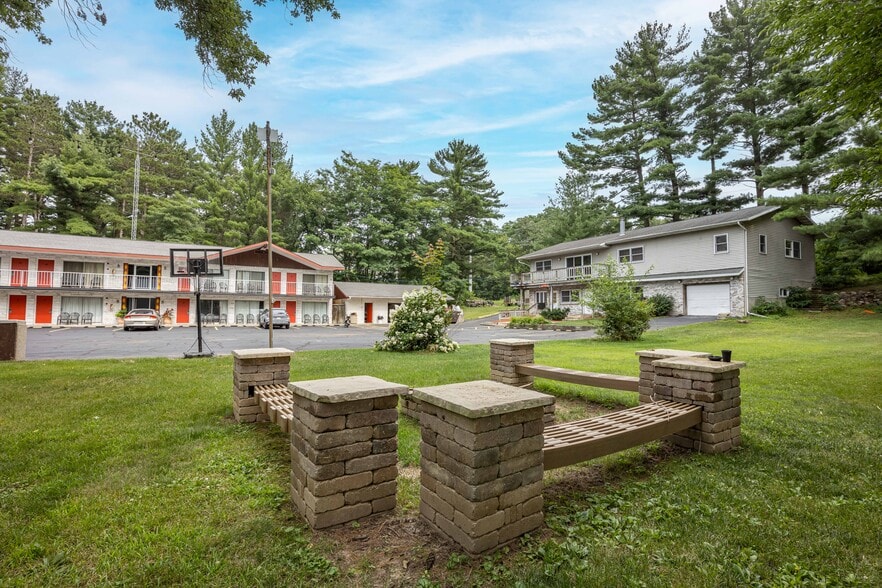 More Photos Of 1116 Broadway, Wisconsin Dells Hotel For Sale