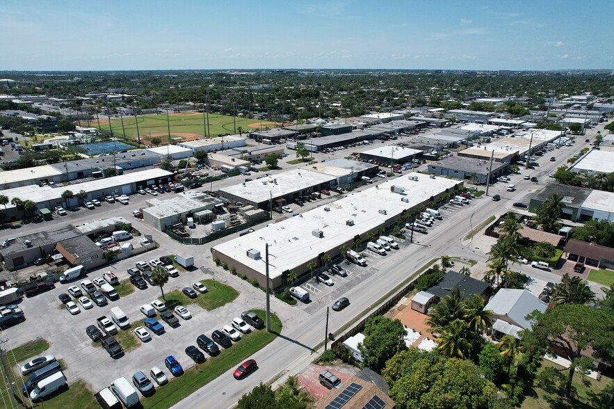 More Photos Of 4003-4015 NE 6th Ave, Oakland Park Warehouse For Lease