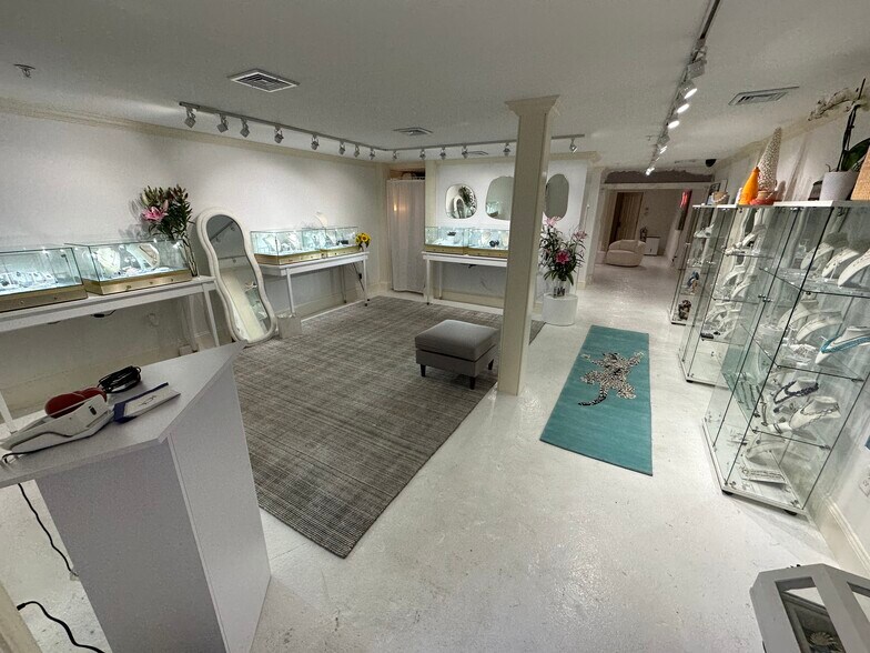 More Photos Of 33 Main St, Nantucket Storefront Retail Office For Sale