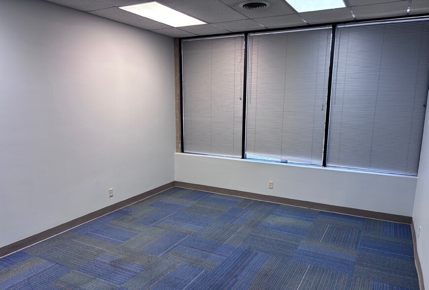More Photos Of 15000-15042 W 106th St, Lenexa Flex For Lease