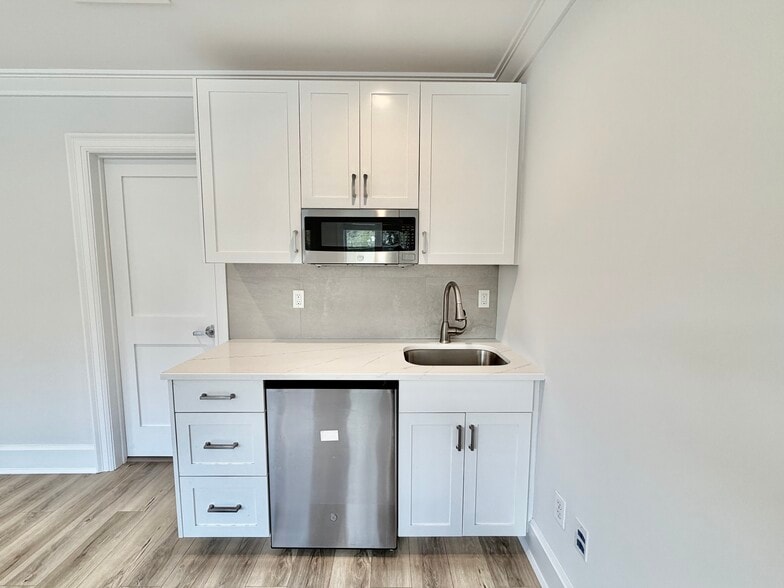 More Photos Of 522 E putnam Ave, Greenwich Freestanding For Lease