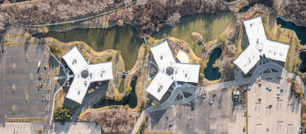 More Photos Of 2333 Waukegan Rd, Bannockburn Office For Lease