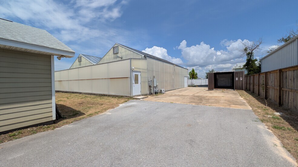 More Photos Of 515 Mountain Dr, Destin Flex For Lease