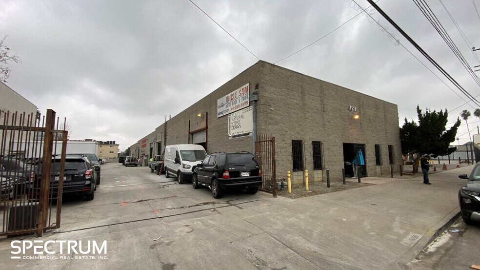 Primary Photo Of 14538-14540 Keswick St, Van Nuys Service For Lease