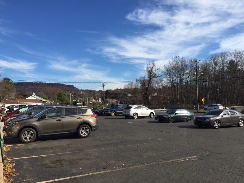 More Photos Of 969-979 Meriden Waterbury Tpke, Plantsville Freestanding For Lease