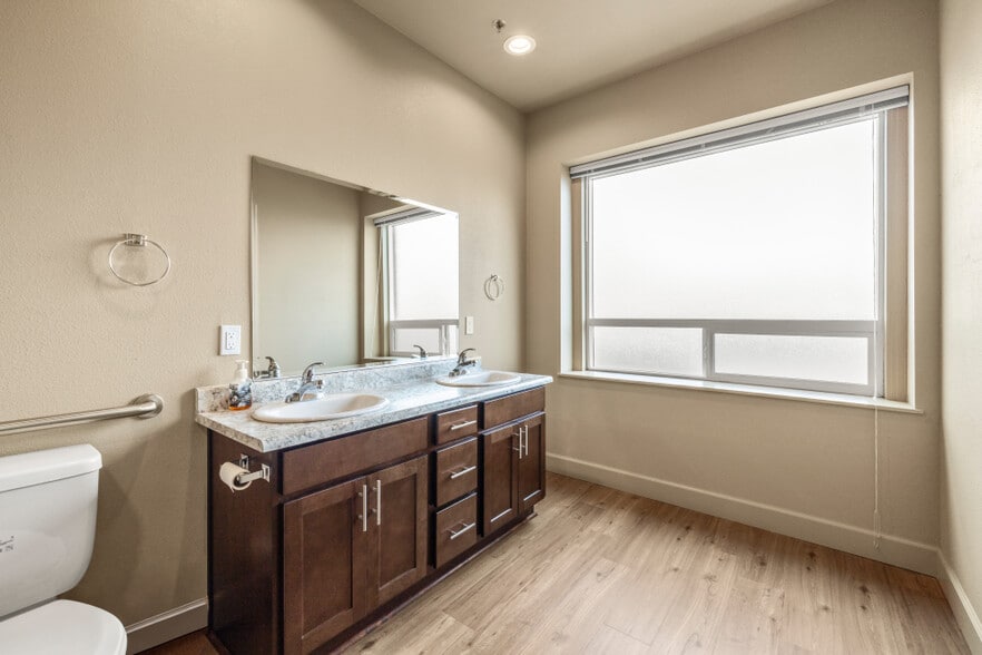 More Photos Of 125 S 6th St, Klamath Falls Flex For Sale