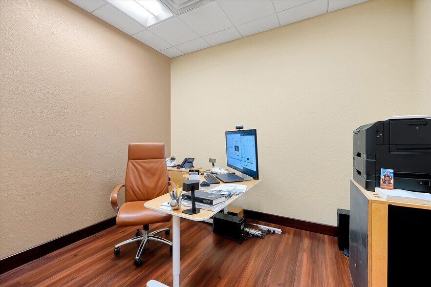 More Photos Of 8810 Commodity Cir, Orlando Showroom For Lease