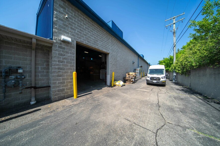 More Photos Of 3770 Dixie Hwy, Waterford Showroom For Sale