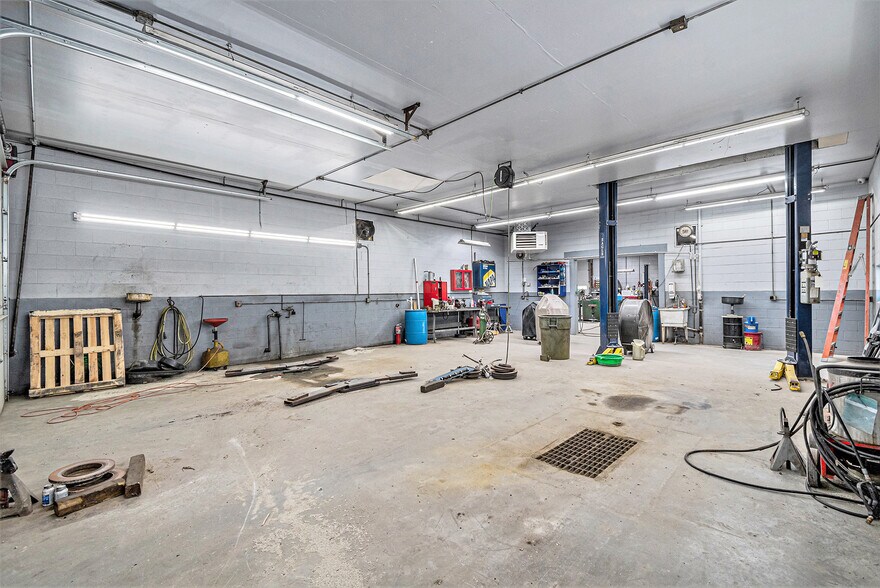 More Photos Of 1023 N 16th St, Council Bluffs Auto Repair For Sale