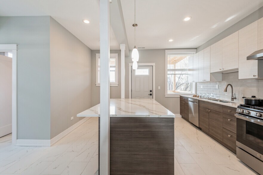 More Photos Of 1535 W Estes Ave, Chicago Multifamily For Sale