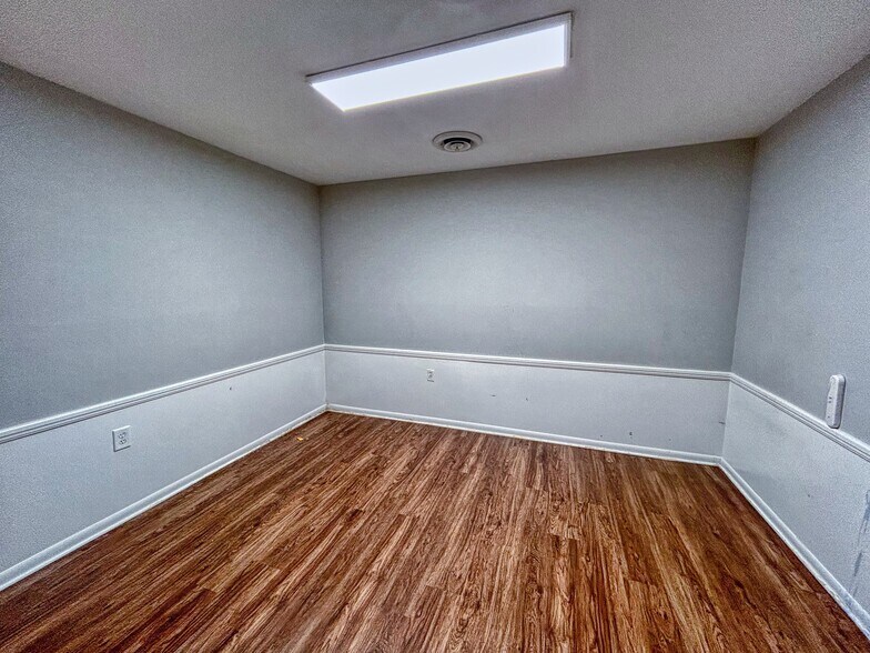 More Photos Of 300 4th St, Elyria Office Residential For Lease